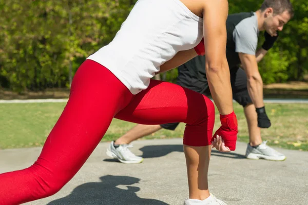 Vrouw en man doen Taebo opleiding — Stockfoto