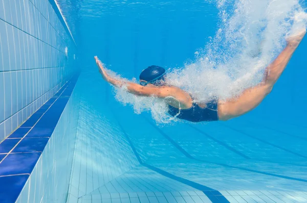 Nő a merülés a medence — Stock Fotó