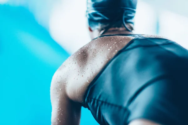 Schwimmerin starrt Rennen an — Stockfoto