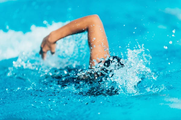 Nadadora femenina en acción — Foto de Stock