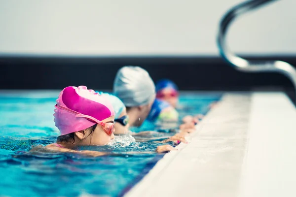 Обучение плаванию для детей — стоковое фото