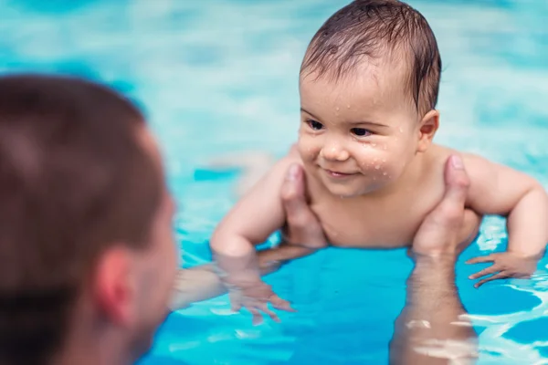 Smilling baby boy in swimming pool — Stock Photo, Image