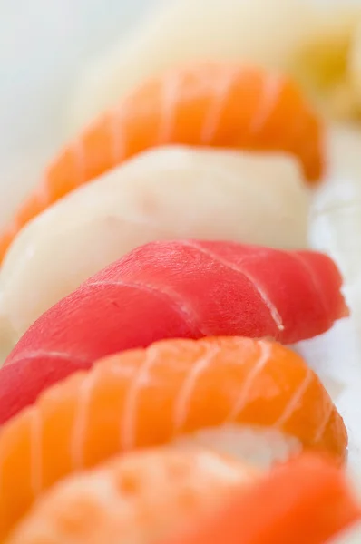 Aufgereihte Sushi-Stücke — Stockfoto