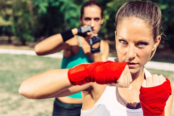 Vrouwen tijdens Taebo training — Stockfoto