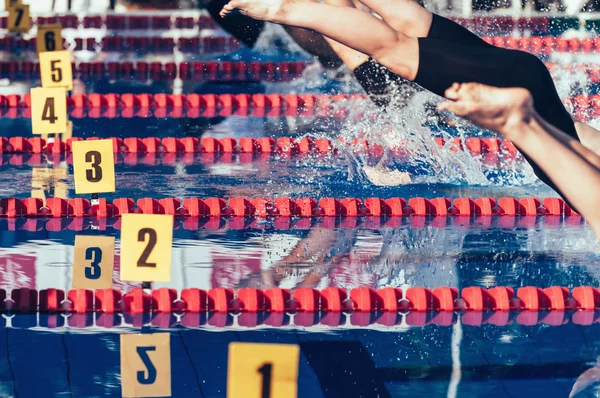 Nadadores esportistas no início — Fotografia de Stock