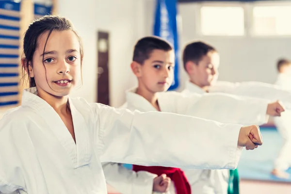 Crianças em Taekwondo posição de luta — Fotografia de Stock