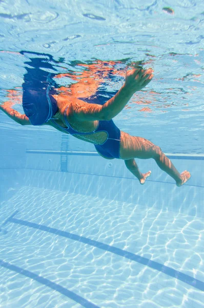 Feminino nadador relaxante na superfície — Fotografia de Stock