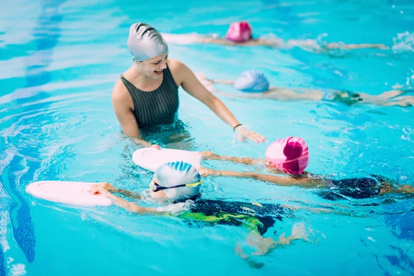 Kids having race in swimming class — Stock Photo, Image