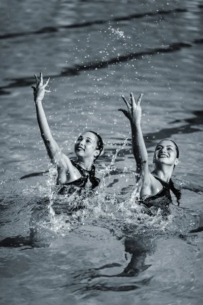 花样游泳的运动员跳舞 — 图库照片