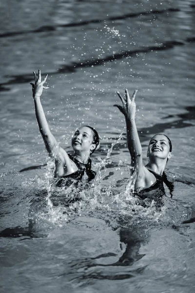 Danse synchronisée des nageurs — Photo