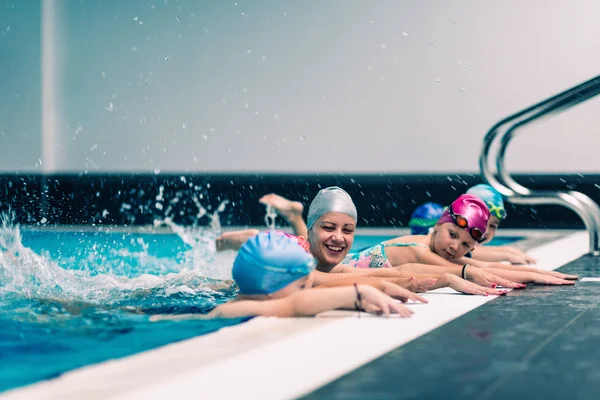 Lezione di nuoto per bambini — Foto Stock