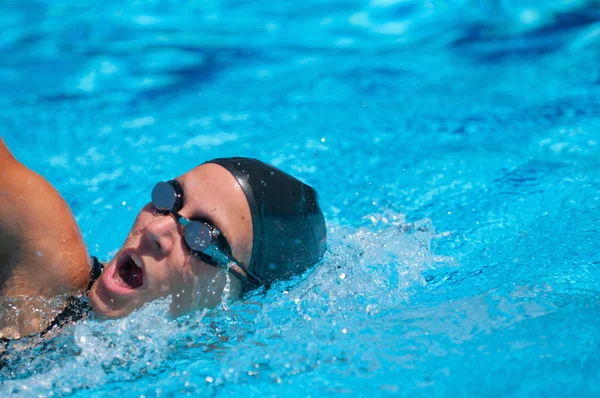 游泳者在自由泳呼吸 — 图库照片