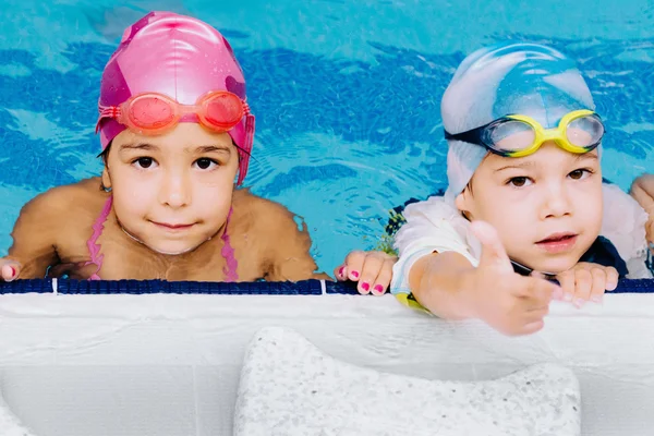 Lindos niños en la piscina — Foto de Stock
