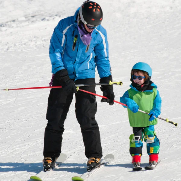 Entraîneur de ski apprenant petit garçon — Photo