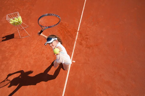 Tennis talent beoefenen service — Stockfoto