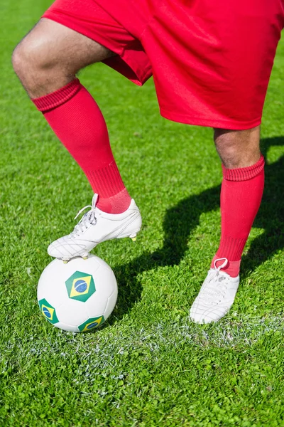 Jogador de futebol com bola — Fotografia de Stock