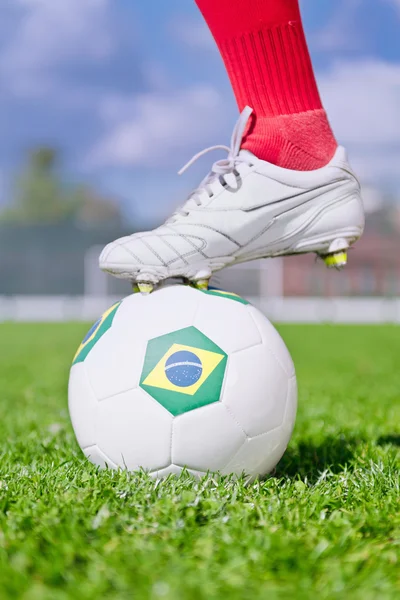 Jogador de futebol com bola — Fotografia de Stock