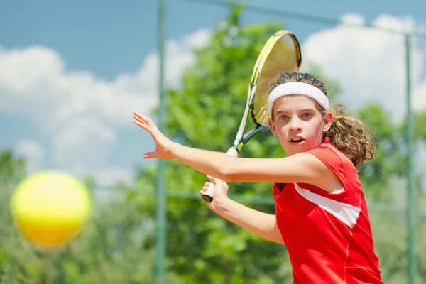 Юный теннисист — стоковое фото