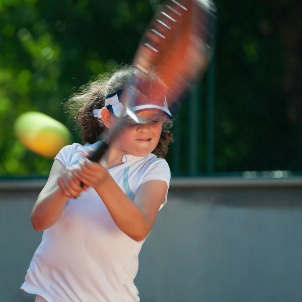Junior tennisser raken van de bal — Stockfoto