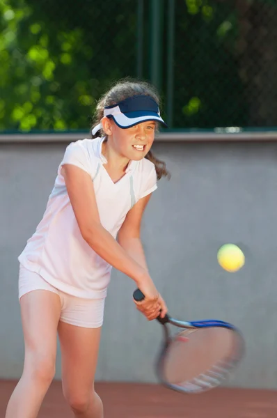 Junior tennisser raken van de bal — Stockfoto
