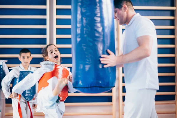Дівчина пробиваючи мішок в бойових мистецтв підготовки — стокове фото