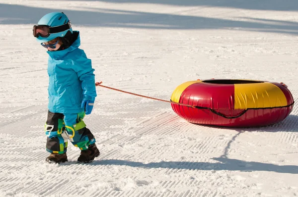 Mały chłopiec z snow tube — Zdjęcie stockowe