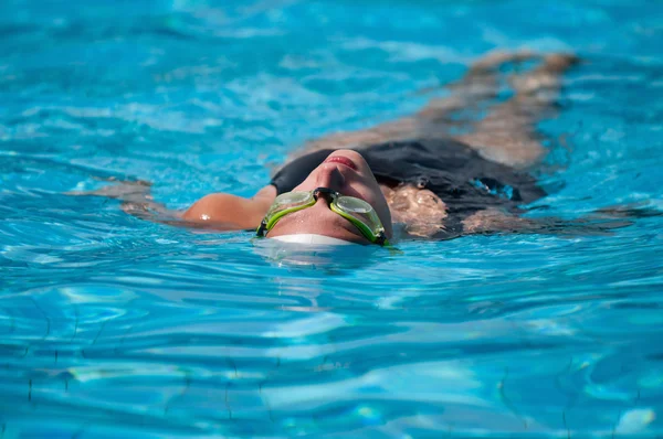 Nuotatore femminile rilassante sull'acqua — Foto Stock