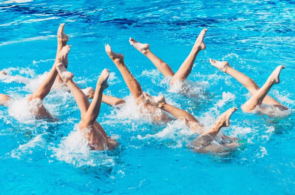 Synchronized swimmers performance with legs — Stock Photo, Image