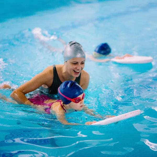Svømmeskole for barn – stockfoto