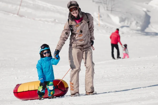 Kobieta i chłopiec gotowy na snowtubing — Zdjęcie stockowe