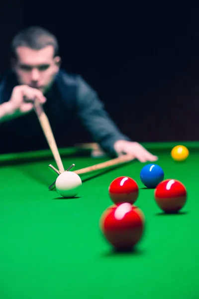 Jogador profissional de snooker batendo bola — Fotografia de Stock