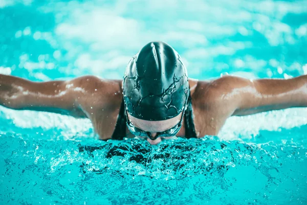 Női sportoló, úszás a medencében — Stock Fotó