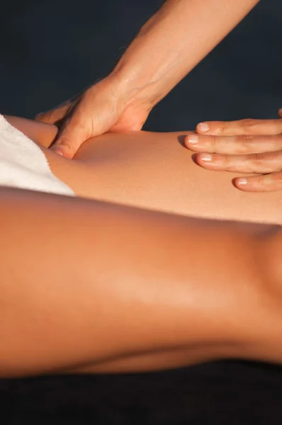 Massagetherapeutin arbeitet am Bein des Athleten — Stockfoto