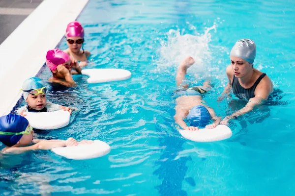 Kinderen in het zwembad van klasse Rechtenvrije Stockfoto's
