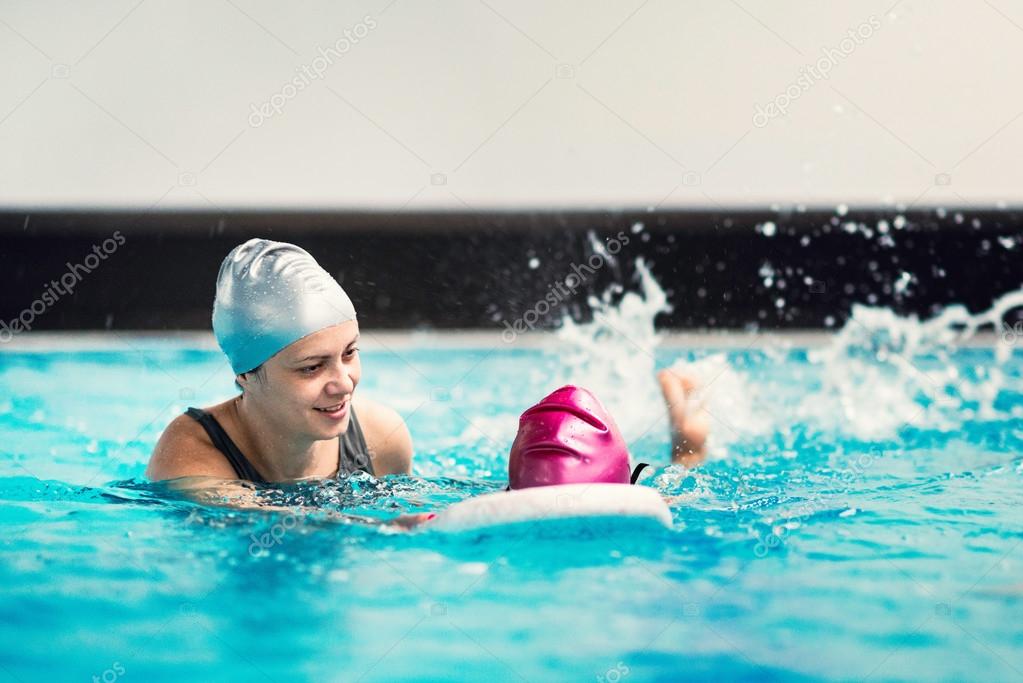 Swimming lesson with kicking board — Stock Photo © microgen 115180932