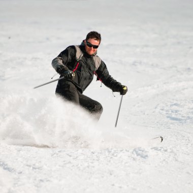 karlı dağda Kayak adam