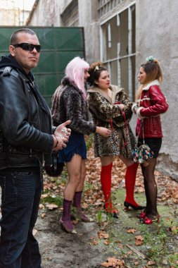 İki kadın fahişeler ve travesti ile pezevenk
