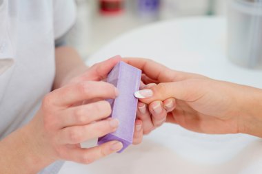 Güzellik salonunda tampon tırnak