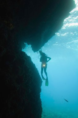 Scuba diver sualtı mağara girişinde