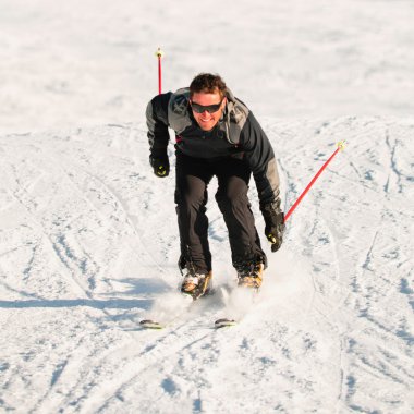 karlı dağda Kayak adam