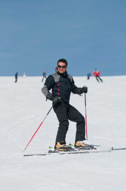 Kayak pistinde kayakçı