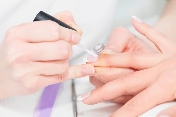 Vernis à ongles dans un salon de beauté — Photo