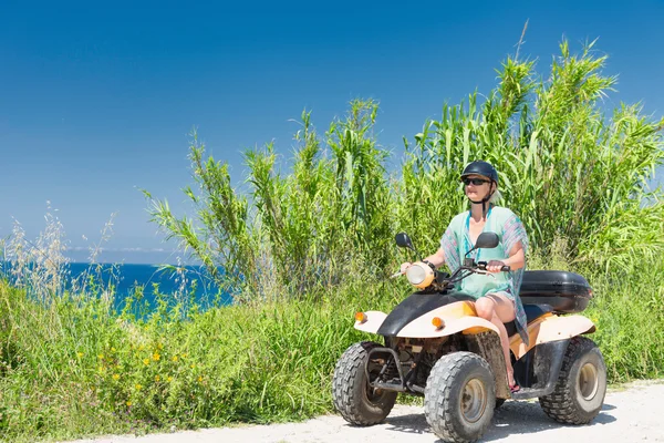 Vrouw rijden quadbike — Stockfoto