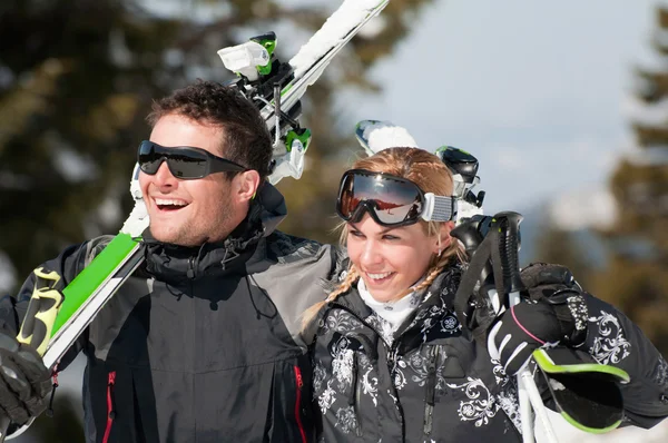 Пара на лыжном отдыхе — стоковое фото