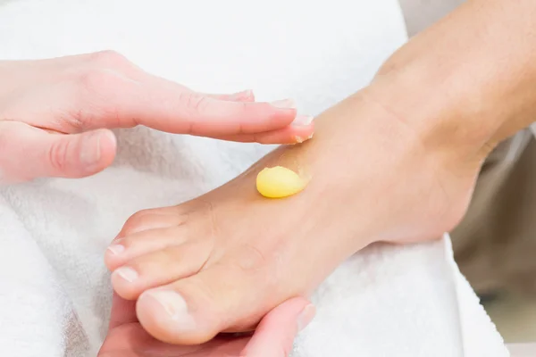 Aplicación de crema de exfoliación en los pies — Foto de Stock