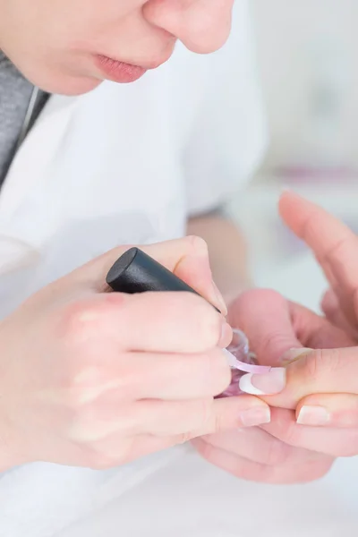 Esteticista uñas de manicura — Foto de Stock