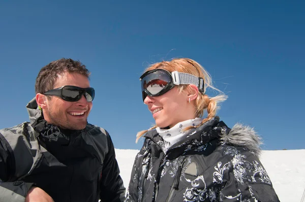 Casal desfrutando de férias de inverno — Fotografia de Stock