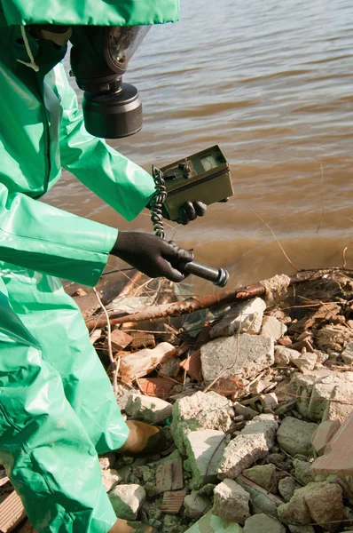 Umweltschützer suchen nach Strahlung im Wasser — Stockfoto