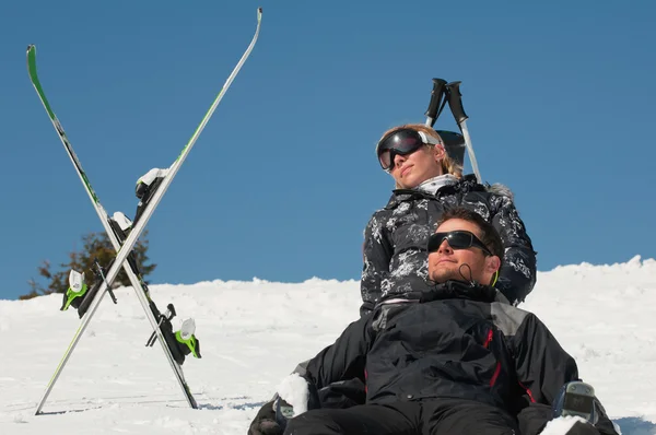 Paar zonnebaden op sneeuw — Stockfoto