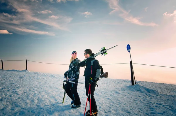 Couple debout au sommet de la montagne — Photo